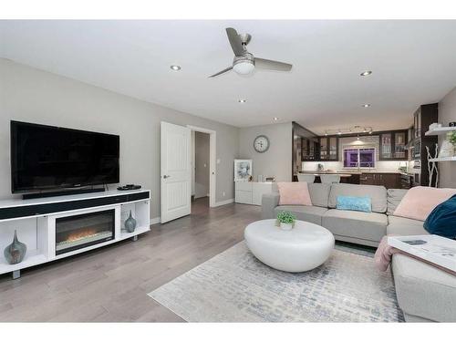 523 42 Avenue Nw, Calgary, AB - Indoor Photo Showing Living Room