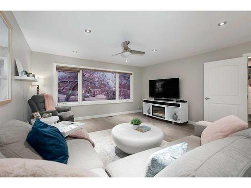 523 42 Avenue Nw, Calgary, AB - Indoor Photo Showing Living Room