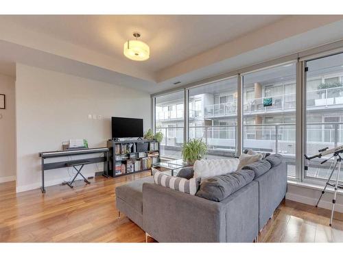 1303-1234 5 Avenue Nw, Calgary, AB - Indoor Photo Showing Living Room