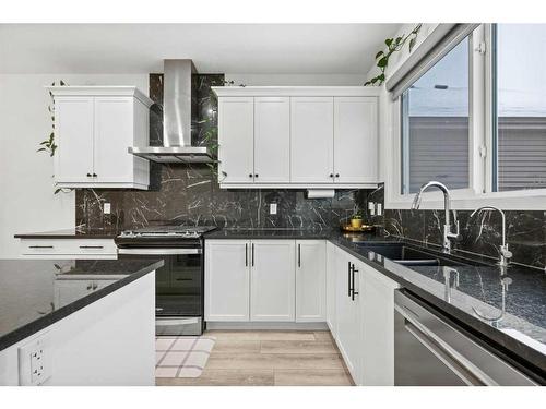 240 Belmont Boulevard Sw, Calgary, AB - Indoor Photo Showing Kitchen With Upgraded Kitchen