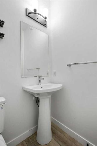 240 Belmont Boulevard Sw, Calgary, AB - Indoor Photo Showing Bathroom