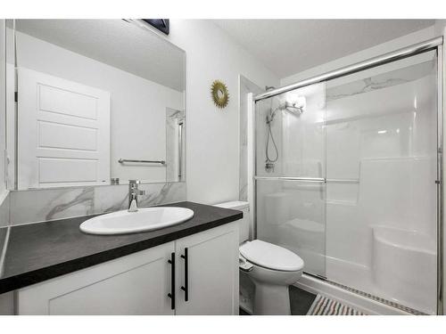 240 Belmont Boulevard Sw, Calgary, AB - Indoor Photo Showing Bathroom