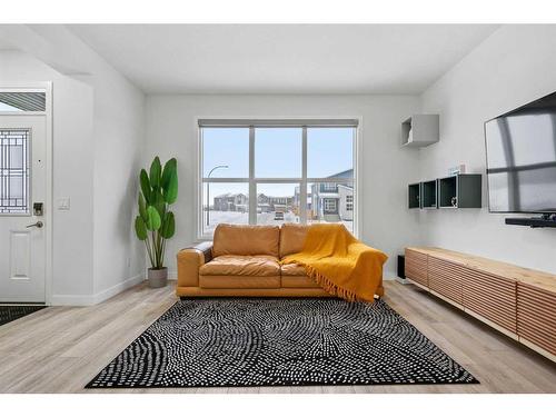 240 Belmont Boulevard Sw, Calgary, AB - Indoor Photo Showing Living Room