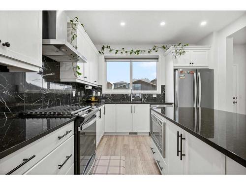 240 Belmont Boulevard Sw, Calgary, AB - Indoor Photo Showing Kitchen With Upgraded Kitchen