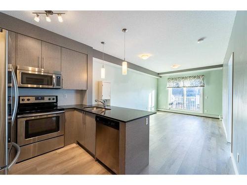 4308-5305 32 Avenue Sw, Calgary, AB - Indoor Photo Showing Kitchen