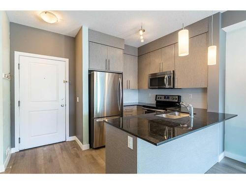 4308-5305 32 Avenue Sw, Calgary, AB - Indoor Photo Showing Kitchen With Double Sink With Upgraded Kitchen