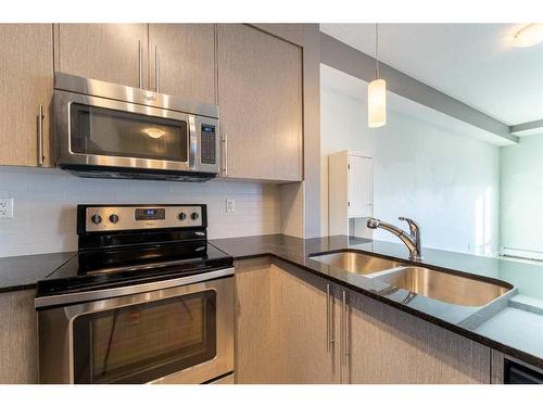 4308-5305 32 Avenue Sw, Calgary, AB - Indoor Photo Showing Kitchen With Double Sink With Upgraded Kitchen