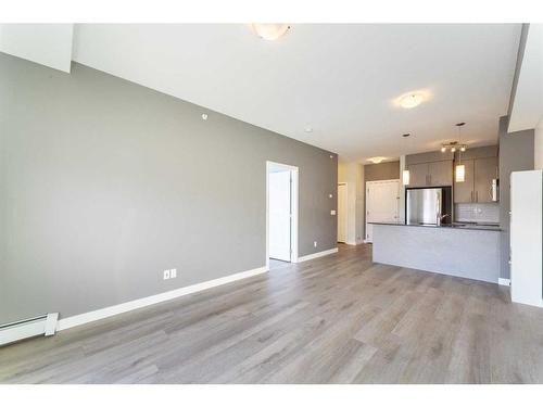 4308-5305 32 Avenue Sw, Calgary, AB - Indoor Photo Showing Kitchen