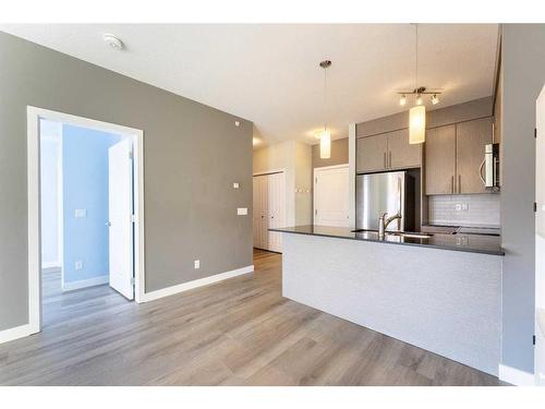 4308-5305 32 Avenue Sw, Calgary, AB - Indoor Photo Showing Kitchen