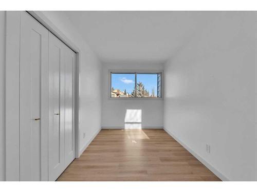 116 Strathcona Close Sw, Calgary, AB - Indoor Photo Showing Bathroom