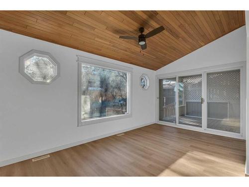 116 Strathcona Close Sw, Calgary, AB - Indoor Photo Showing Kitchen