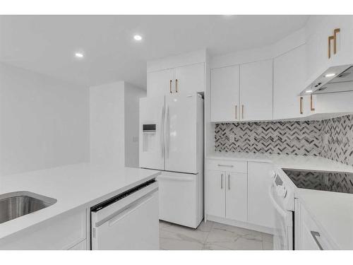 116 Strathcona Close Sw, Calgary, AB - Indoor Photo Showing Kitchen