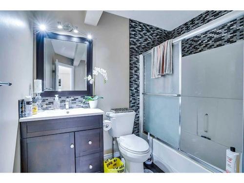 315 Appleglen Place Se, Calgary, AB - Indoor Photo Showing Bathroom