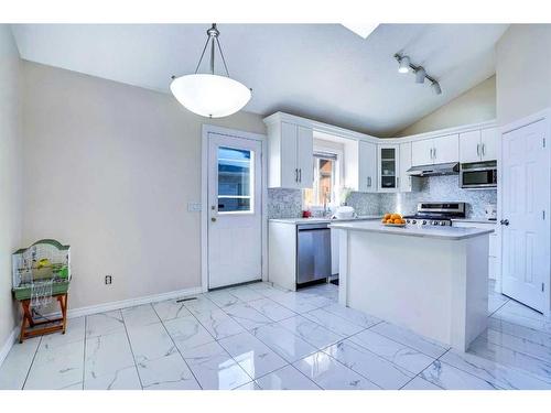 315 Appleglen Place Se, Calgary, AB - Indoor Photo Showing Kitchen