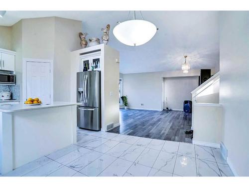 315 Appleglen Place Se, Calgary, AB - Indoor Photo Showing Kitchen