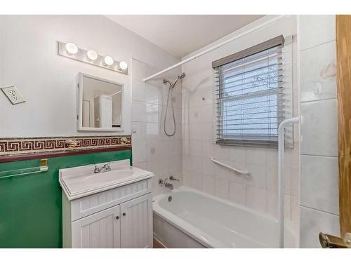 2136 22 Avenue Sw, Calgary, AB - Indoor Photo Showing Bathroom