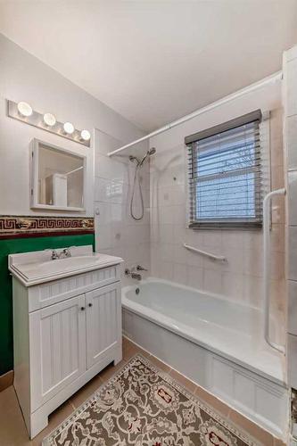 2136 22 Avenue Sw, Calgary, AB - Indoor Photo Showing Bathroom