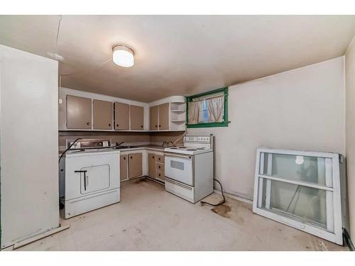 2136 22 Avenue Sw, Calgary, AB - Indoor Photo Showing Kitchen