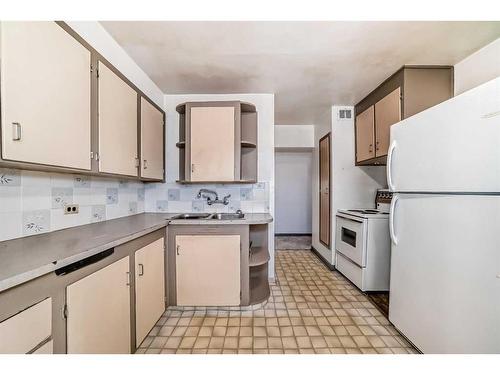 2136 22 Avenue Sw, Calgary, AB - Indoor Photo Showing Kitchen