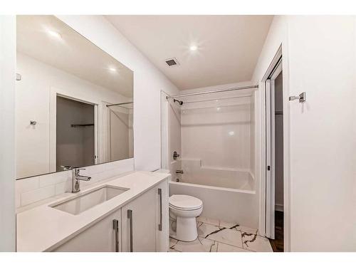 2402-60 Skyview Ranch Road Ne, Calgary, AB - Indoor Photo Showing Bathroom