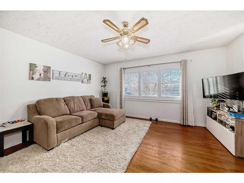 320 44 Street Se, Calgary, AB - Indoor Photo Showing Living Room