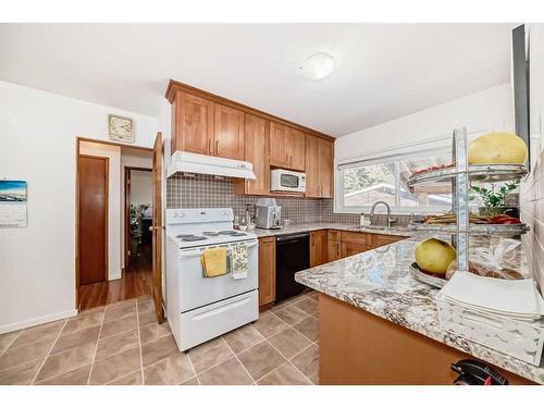 320 44 Street Se, Calgary, AB - Indoor Photo Showing Kitchen