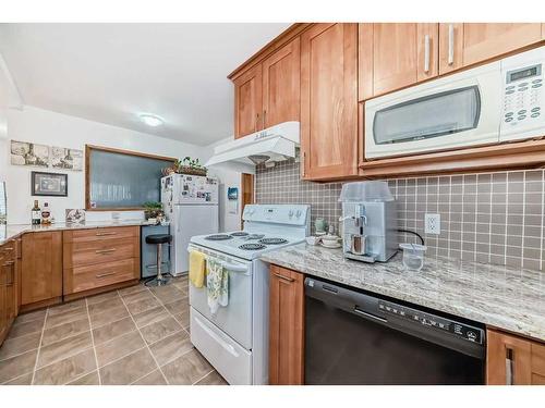 320 44 Street Se, Calgary, AB - Indoor Photo Showing Kitchen