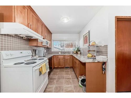 320 44 Street Se, Calgary, AB - Indoor Photo Showing Kitchen