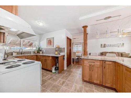 320 44 Street Se, Calgary, AB - Indoor Photo Showing Kitchen