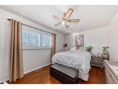 320 44 Street Se, Calgary, AB - Indoor Photo Showing Bedroom