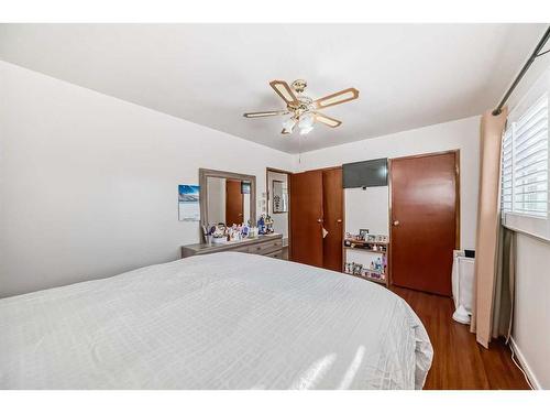 320 44 Street Se, Calgary, AB - Indoor Photo Showing Bedroom