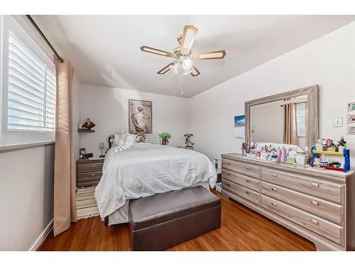 320 44 Street Se, Calgary, AB - Indoor Photo Showing Bedroom