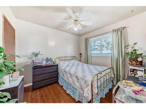 320 44 Street Se, Calgary, AB - Indoor Photo Showing Bedroom