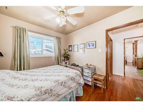 320 44 Street Se, Calgary, AB - Indoor Photo Showing Bedroom