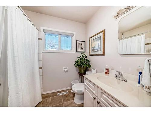 320 44 Street Se, Calgary, AB - Indoor Photo Showing Bathroom