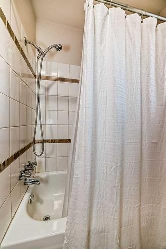 320 44 Street Se, Calgary, AB - Indoor Photo Showing Bathroom