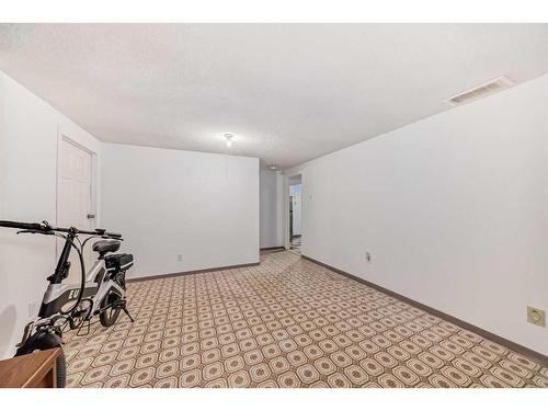 320 44 Street Se, Calgary, AB - Indoor Photo Showing Other Room