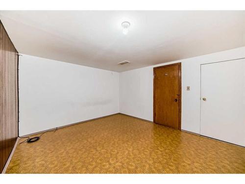 320 44 Street Se, Calgary, AB - Indoor Photo Showing Other Room