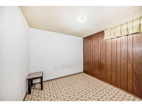 320 44 Street Se, Calgary, AB - Indoor Photo Showing Other Room