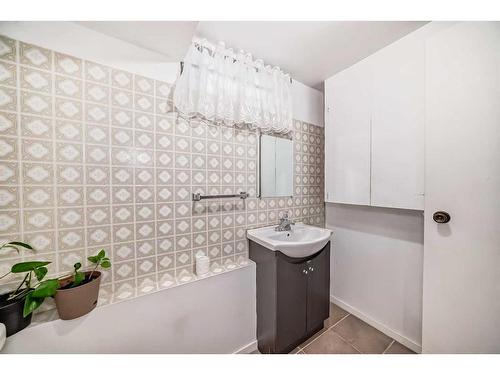 320 44 Street Se, Calgary, AB - Indoor Photo Showing Bathroom