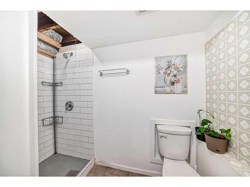 320 44 Street Se, Calgary, AB - Indoor Photo Showing Bathroom