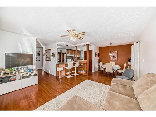 320 44 Street Se, Calgary, AB - Indoor Photo Showing Living Room