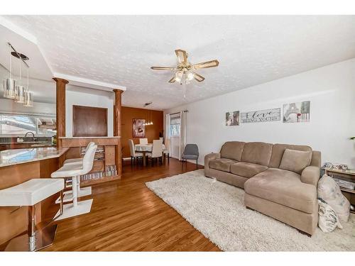 320 44 Street Se, Calgary, AB - Indoor Photo Showing Living Room