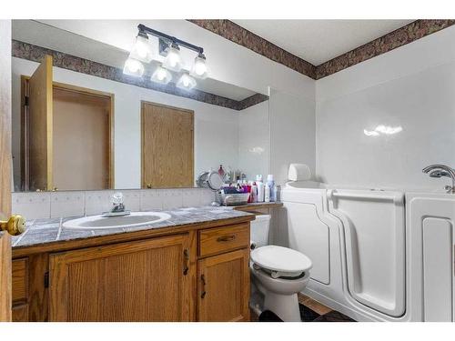 35 Applefield Close Se, Calgary, AB - Indoor Photo Showing Bathroom