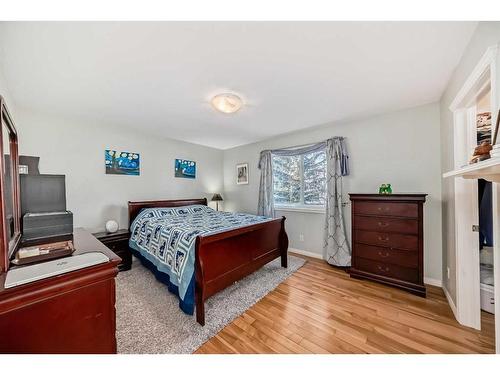 21-12 Silver Creek Boulevard Nw, Airdrie, AB - Indoor Photo Showing Bedroom