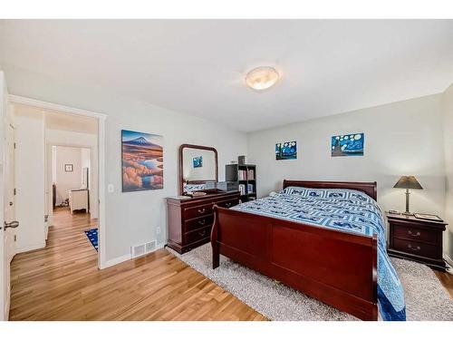 21-12 Silver Creek Boulevard Nw, Airdrie, AB - Indoor Photo Showing Bedroom