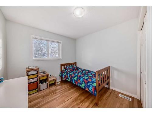 21-12 Silver Creek Boulevard Nw, Airdrie, AB - Indoor Photo Showing Bedroom