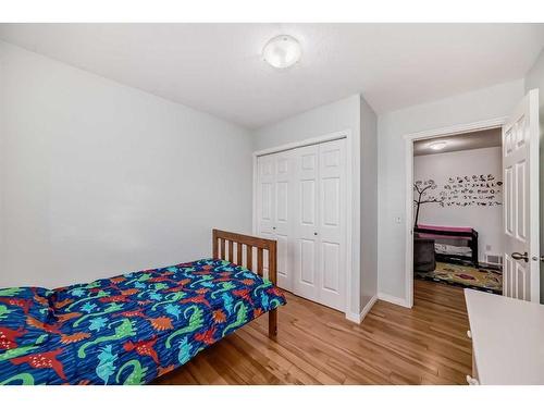 21-12 Silver Creek Boulevard Nw, Airdrie, AB - Indoor Photo Showing Bedroom