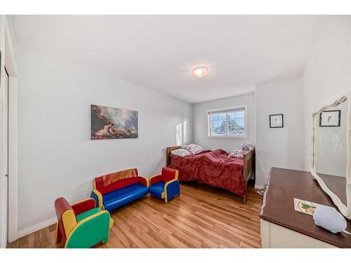 21-12 Silver Creek Boulevard Nw, Airdrie, AB - Indoor Photo Showing Bedroom