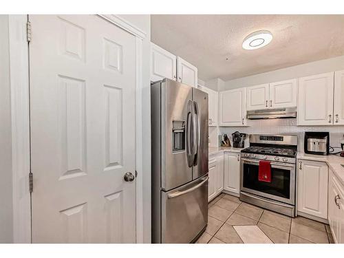 21-12 Silver Creek Boulevard Nw, Airdrie, AB - Indoor Photo Showing Kitchen